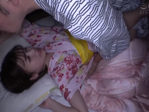 Nữ sinh Yui Nagase nửa đêm bị cha dượng làm nhục